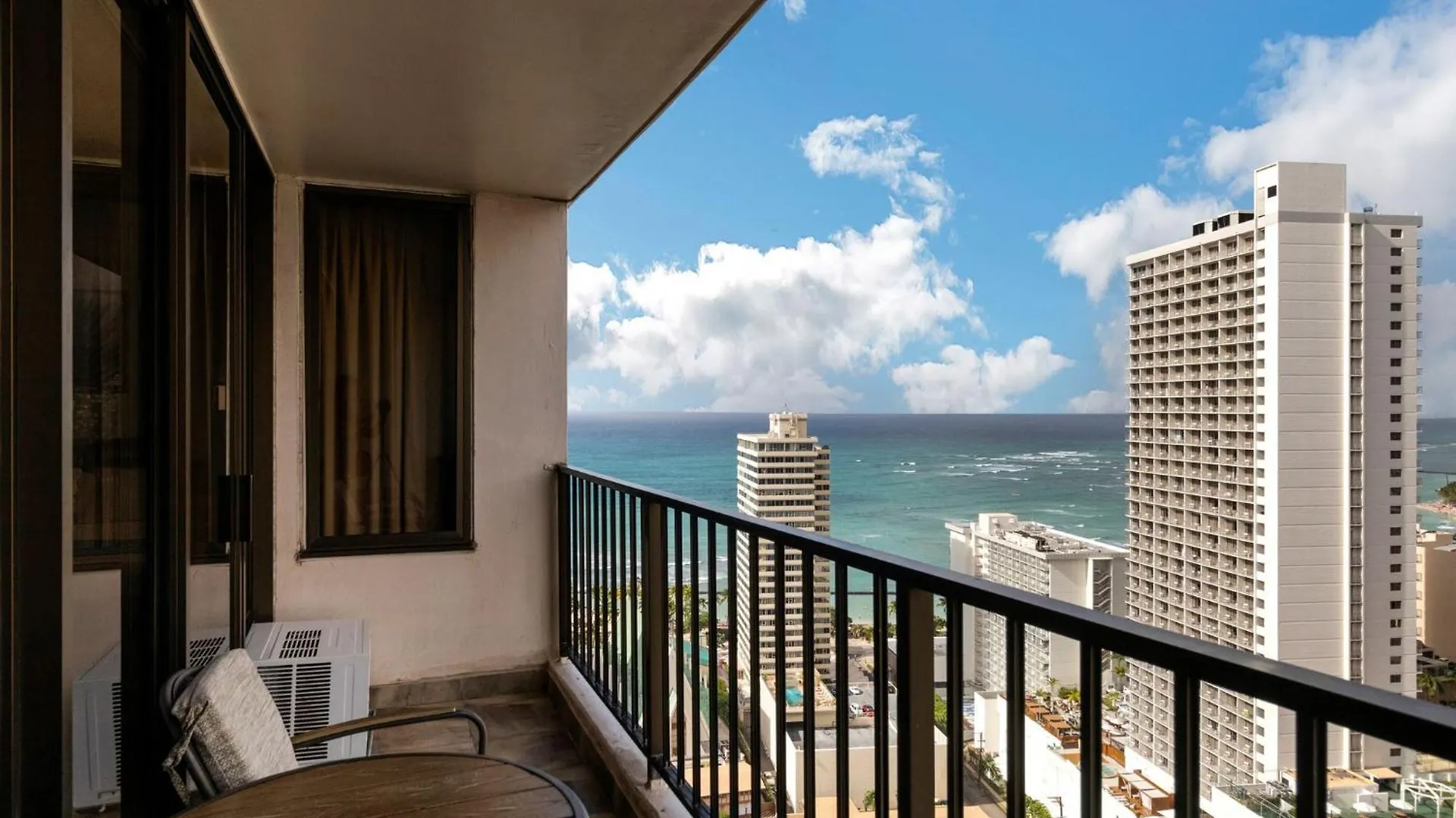 Daire 31St-Floor Oceanview Oasis -- Steps To Waikiki Beach With Free Parking Honolulu ABD
